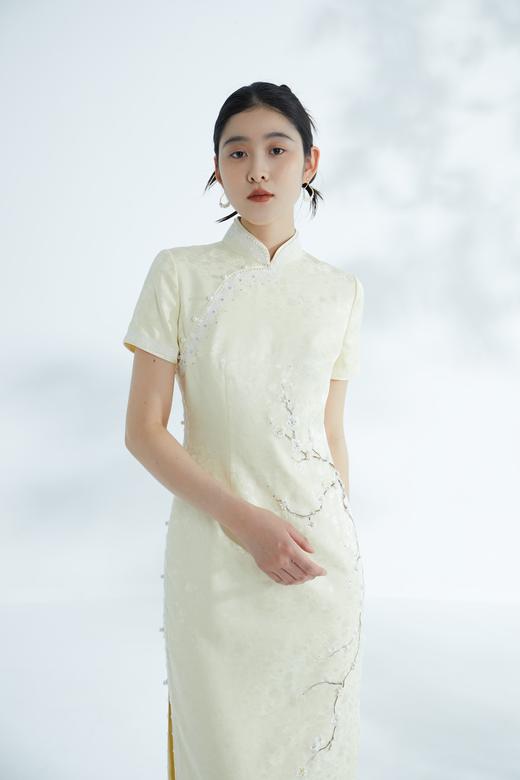 荷言HEYEN 山寺桃花 非遗花罗玫瑰提花真丝旗袍梅花刺绣淡黄色高级定制 商品图1