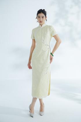 荷言HEYEN 山寺桃花 非遗花罗玫瑰提花真丝旗袍梅花刺绣淡黄色高级定制