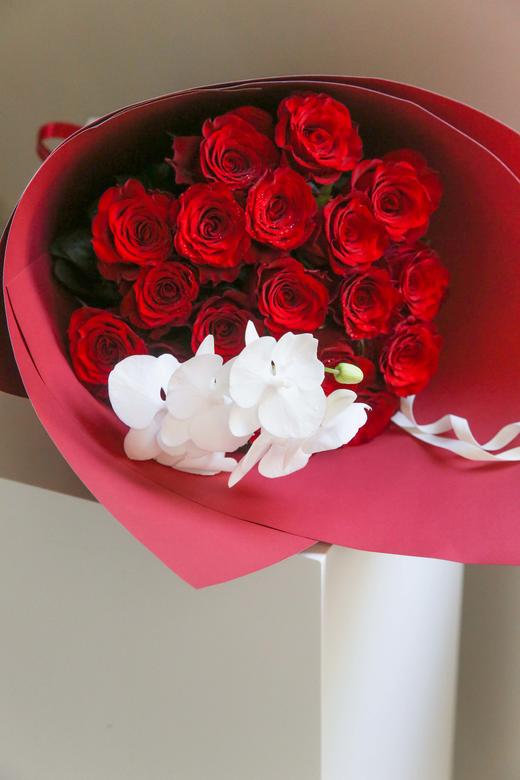 霞舞天鹅红玫瑰白天鹅蝴蝶兰花束 商品图2