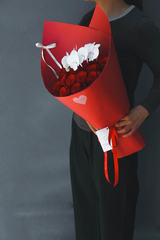 霞舞天鹅红玫瑰白天鹅蝴蝶兰花束 商品图6