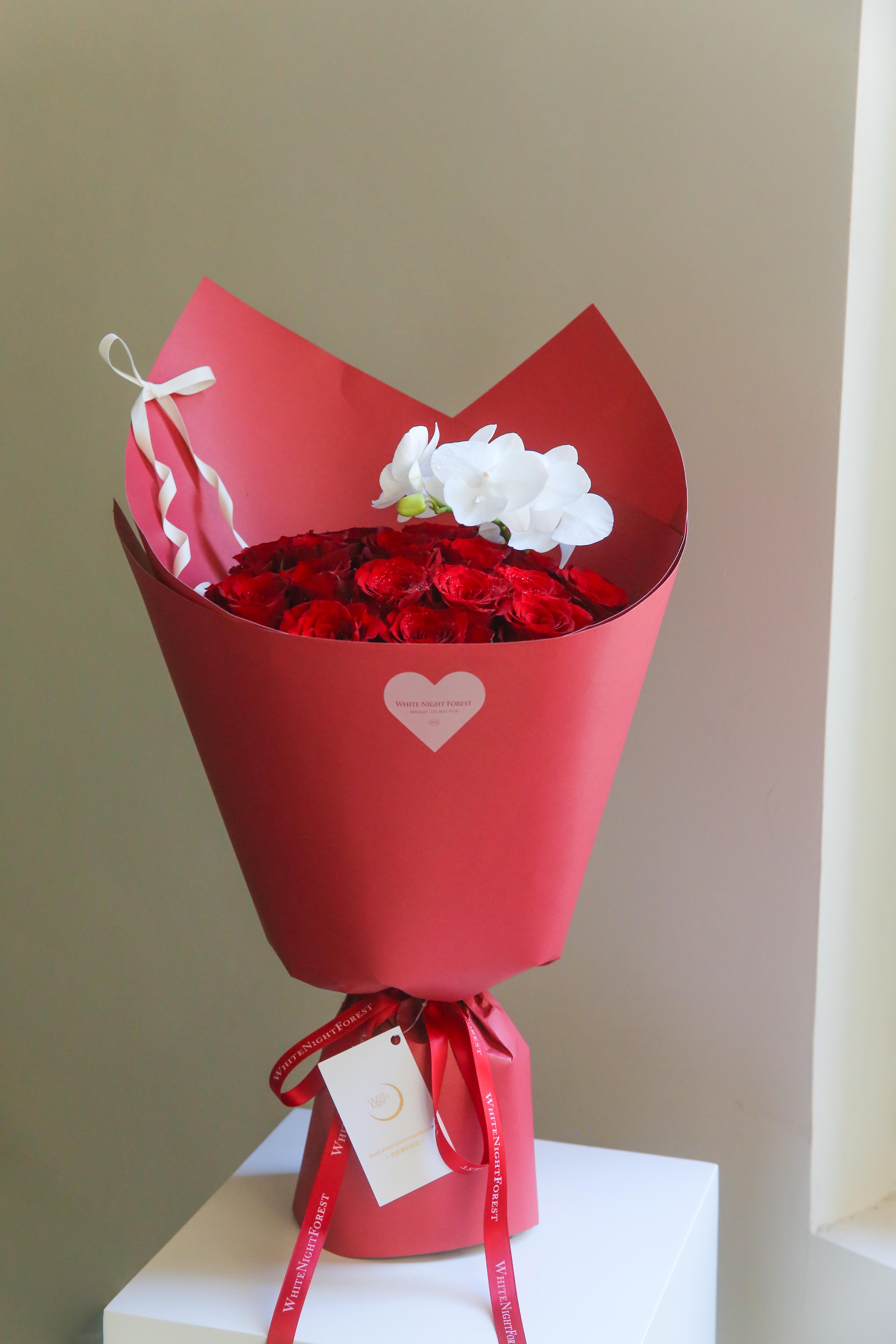 霞舞天鹅红玫瑰白天鹅蝴蝶兰花束