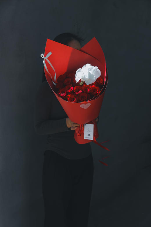 霞舞天鹅红玫瑰白天鹅蝴蝶兰花束 商品图5