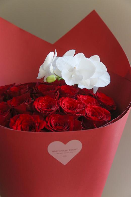 霞舞天鹅红玫瑰白天鹅蝴蝶兰花束 商品图3