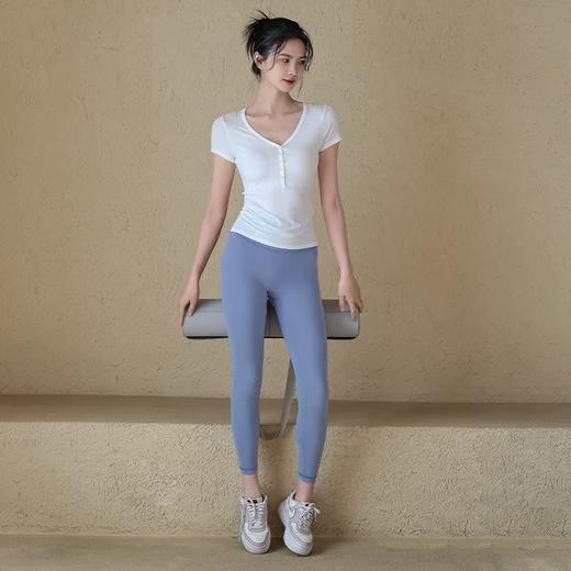 跃牌【周游世界系列】夏季新款瑜伽服女美式V领排扣桑蚕丝短袖修身运动上衣T恤TP0852 商品图4