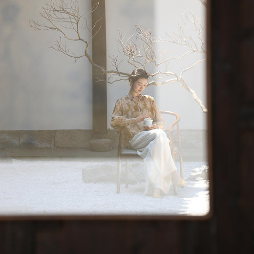 绽放旅行女装233朵/桑蚕丝棉皱感印花立领系带正常肩长袖衬衫上衣 商品图2