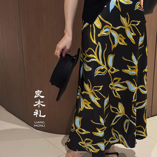 【预售7天】美丽诺羊毛上衣&缎面印花半裙866065 商品图4