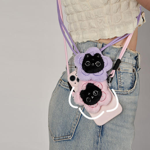 大英博物馆 巴斯特系列 萌猫一路生花斜挎毛绒手机背夹 粉色 紫色 浅黄色 商品图1