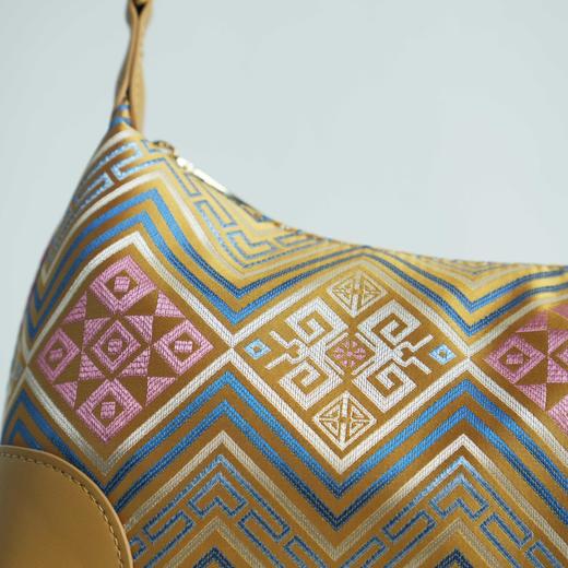 壮锦-杏黄色几何纹单肩包 商品图1