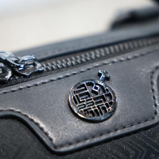 壮锦-黑色四燕纹圆柱包 商品图3