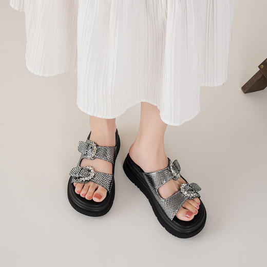 【夏季新款】西村名物2025年夏季新款舒适平底包脚露趾后空拖鞋T25BJ20861 商品图2