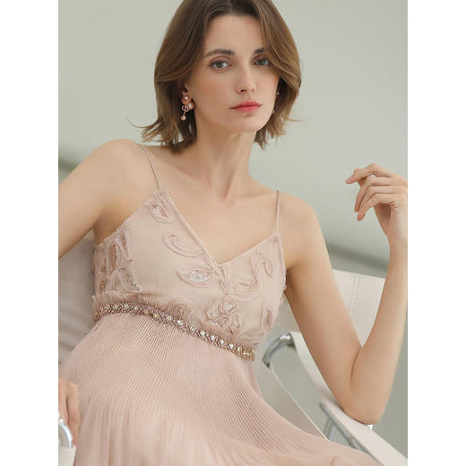 COCOBELLA盘花刺绣钉珠飘逸大摆压褶吊带裙开衫套装FR3218 商品图1