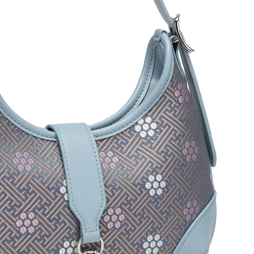 壮锦-踏雪寻梅月亮包 商品图1