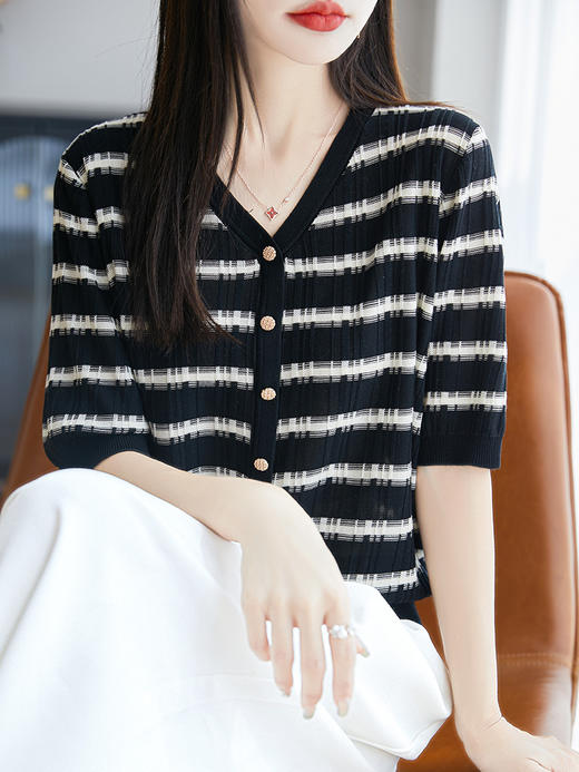 板绘小香风条纹V领针织短袖 莱赛尔材质冰丝凉爽 轻奢小香风气质 轻薄透气 显瘦百搭 商品图1