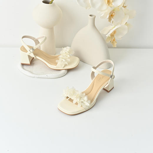 经典鲨2025夏季新品简约露趾后空甜美花朵高粗跟气质凉鞋女KC19-529191 商品图1