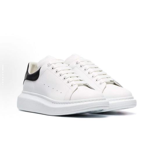 Alexander McQueen亚历山大麦昆 Oversized Sneaker 光滑小牛皮 低帮 时尚板鞋 男款 黑白 商品图0