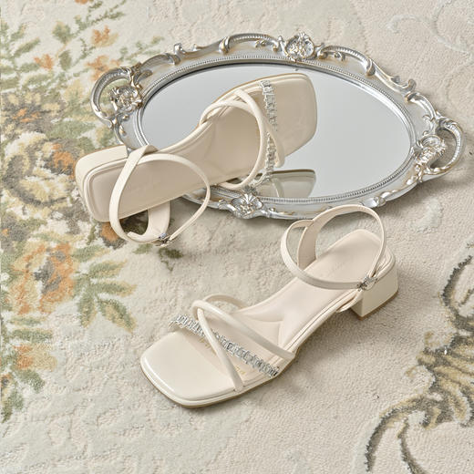 经典鲨2025年夏季新品简约4.5cm中粗跟气质款日常水钻凉鞋女KW127-529031 商品图1