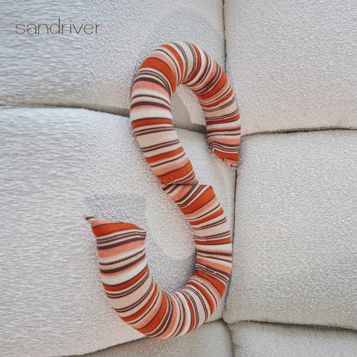 羊绒异形“S"抱枕 SJF97P724N 商品图4