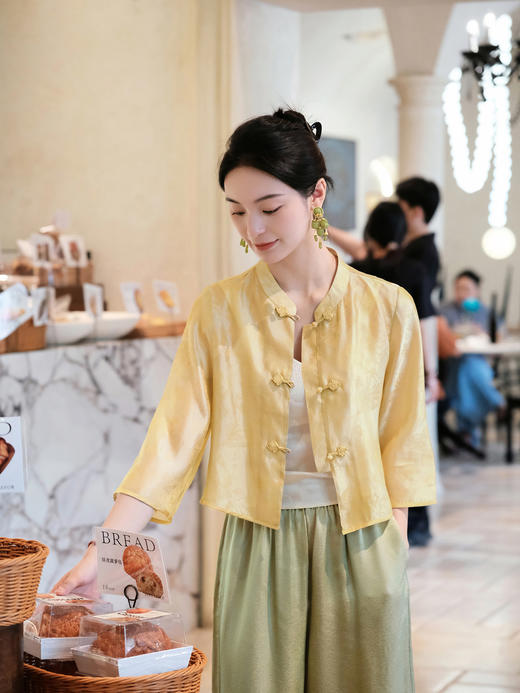 盛唐婧| 新中式真丝绡花苞盘扣小外套开衫 商品图1