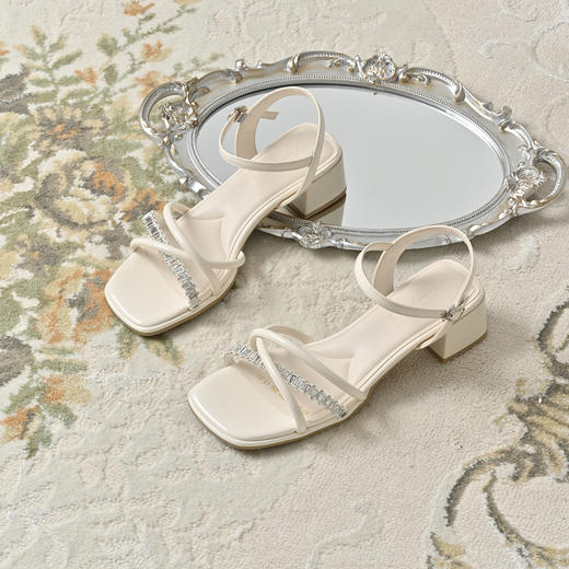 经典鲨2025年夏季新品简约4.5cm中粗跟气质款日常水钻凉鞋女KW127-529031 商品图3