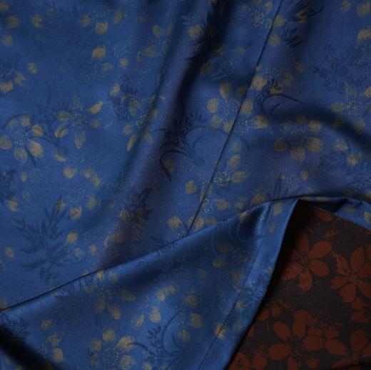 MAX.GLOREA国风国韵 双面提花印花 蓝色复古桑蚕服 繁盛花卉 层次丰富细腻 商品图3