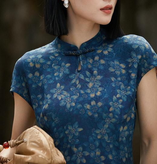 MAX.GLOREA国风国韵 双面提花印花 蓝色复古桑蚕服 繁盛花卉 层次丰富细腻 商品图4