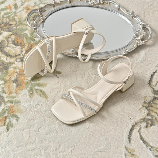 经典鲨2025年夏季新品简约4.5cm中粗跟气质款日常水钻凉鞋女KW127-529031 商品图2