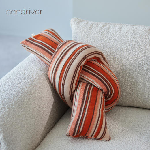 羊绒一字异形抱枕 SJF97P725N 商品图0