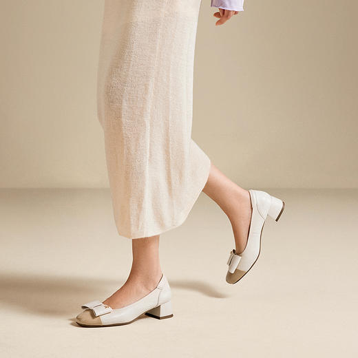 千百度粗中跟蝴蝶结浅口单鞋女通勤舒适小香风晚晚鞋A25471102 商品图2