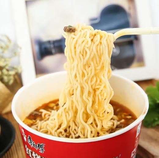 【康师傅】经典红烧牛肉桶面 110g | 国民经典口味·从小吃到大 | 红烧汤底·牛肉香浓 | 免煮桶装·上班午餐·加班宵夜·懒得洗碗首选 商品图2