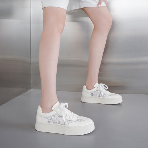 【秋季新款】西村名物2025年秋季新款舒适透气厚底防滑蕾丝绣花休闲小白鞋T25CM39101 商品图2