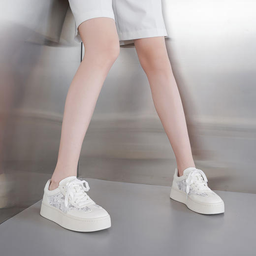 【秋季新款】西村名物2025年秋季新款舒适透气厚底防滑蕾丝绣花休闲小白鞋T25CM39101 商品图3