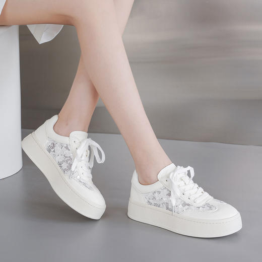 【秋季新款】西村名物2025年秋季新款舒适透气厚底防滑蕾丝绣花休闲小白鞋T25CM39101 商品图4