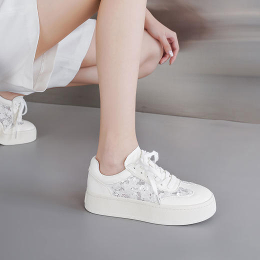 【秋季新款】西村名物2025年秋季新款舒适透气厚底防滑蕾丝绣花休闲小白鞋T25CM39101 商品图5