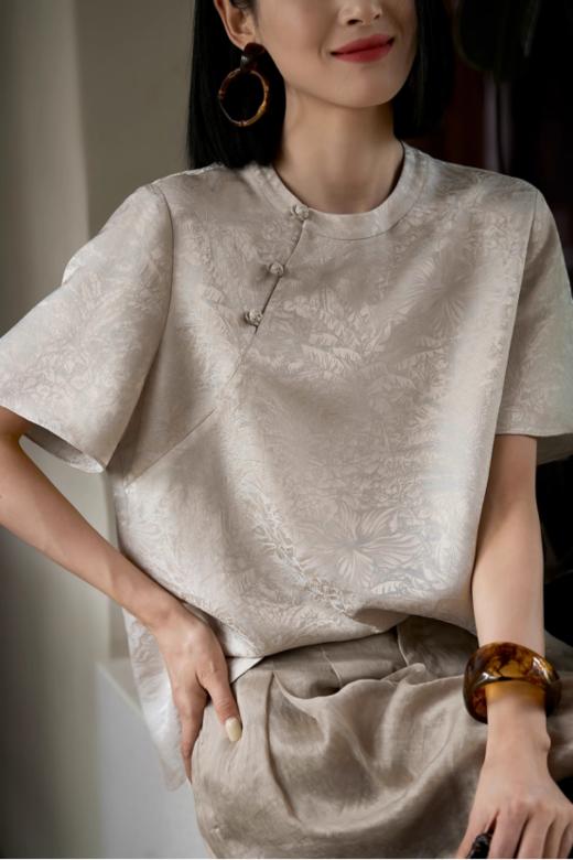 夏日法式轻奢新品❗️贵感上分❗️Dior同款面料🔥高级彰显品味❗️【新中式提花斜襟盘扣宽松短袖】体感绝绝子！不挑人的好穿好搭配👍 商品图1
