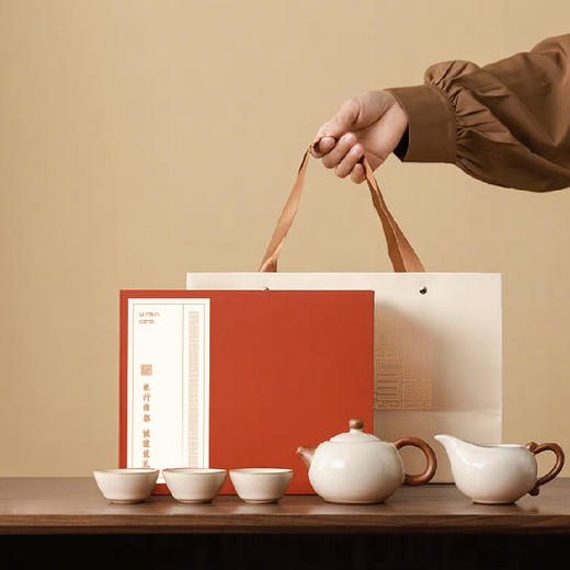 【地铁礼物】汝窑茶具礼盒清雅上新/汝窑茶具套装(公道杯)/礼盒装/一壶一杯四盏 商品图0