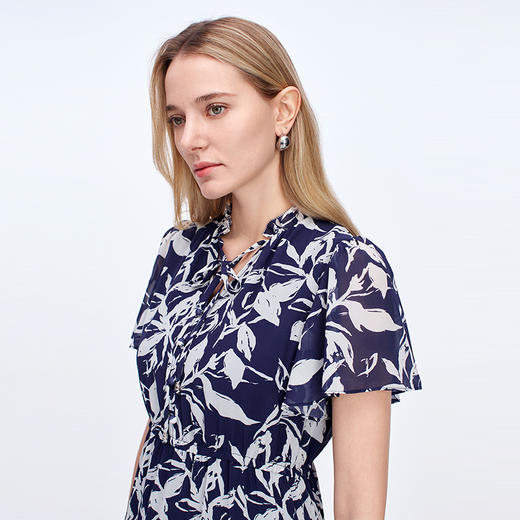 EITIE爱特爱气质植物印花优雅修身显瘦连衣裙秋新款8307003 商品图5