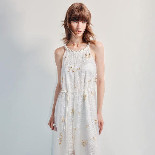 玛克门店发货:优雅度假风晕染蕾丝连衣裙25夏挂脖吊带收腰裙(货号:MF86DR015F3001) 商品图3