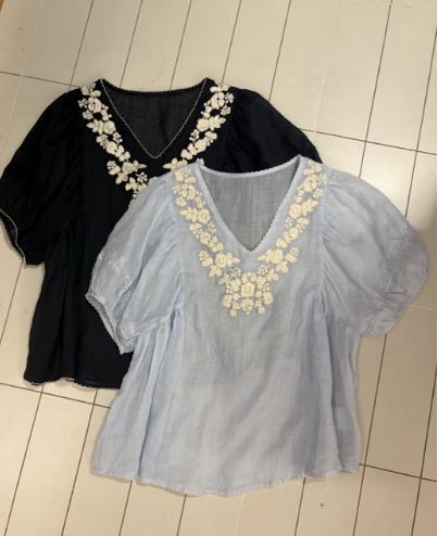 【门店同款】ENJOY夏季“可露丽”花朵刺绣V领上衣 163143479 商品图1