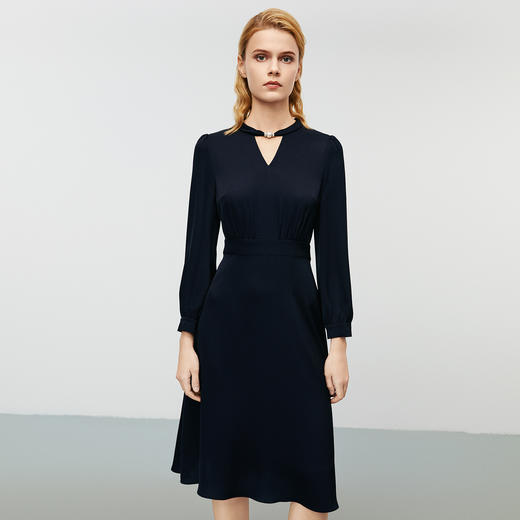 EITIE爱特爱秋季新款时尚挂脖V领收腰显瘦通勤连衣裙7907627 商品图3