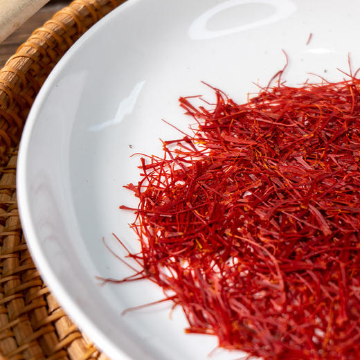 【藏红花】人工采摘 根根只取三花蕊 当季新花 自然晾晒 紧实耐泡 汤色透亮 色香气正 久冲不淡 熬煮味浓 轻奢罐装 送礼佳选 3g/瓶 商品图1