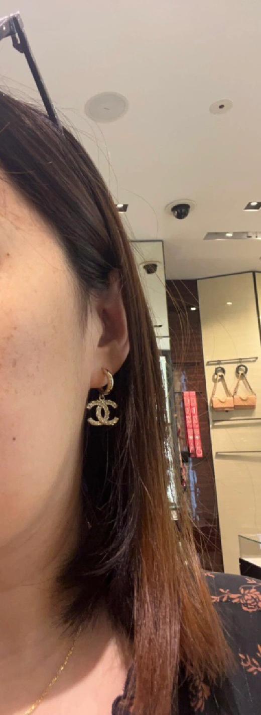 香奈儿 23高级手工坊浅金色扭纹水钻双C耳钩（XTY） 商品图7