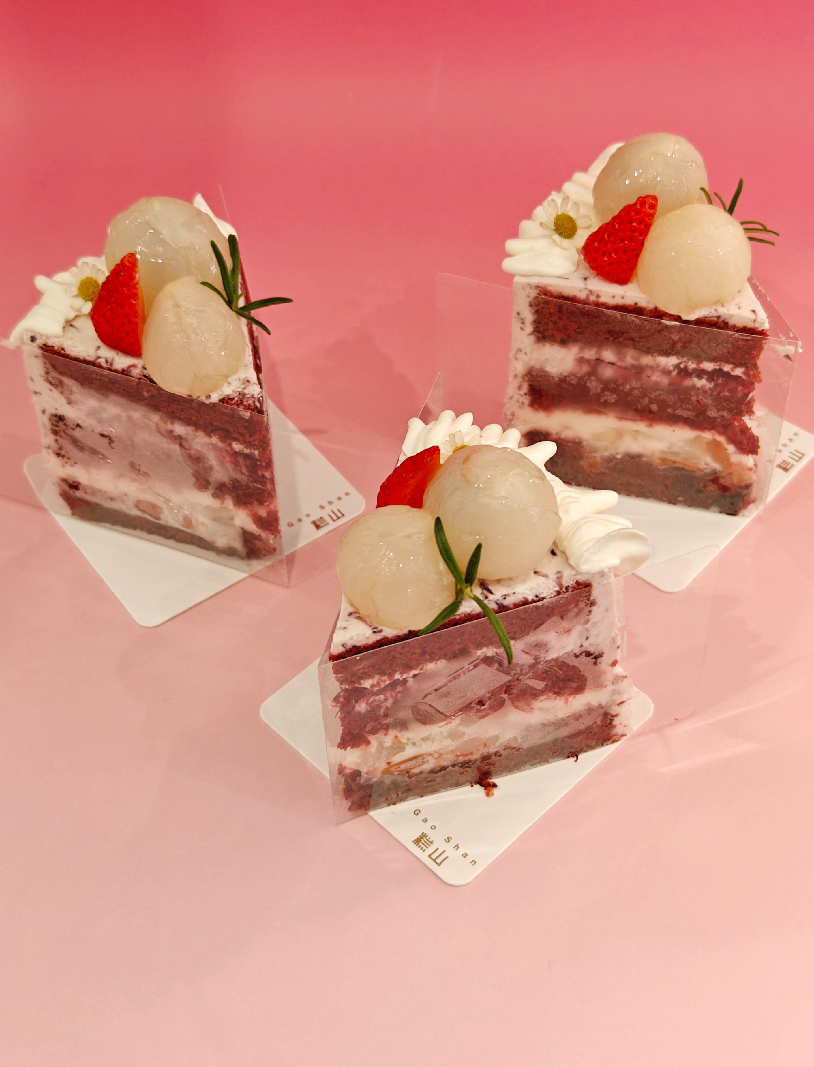 红丝绒草莓切块