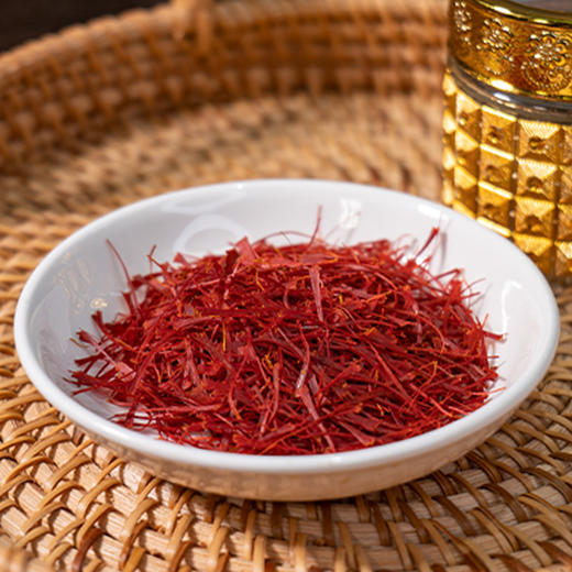 【藏红花】人工采摘 根根只取三花蕊 当季新花 自然晾晒 紧实耐泡 汤色透亮 色香气正 久冲不淡 熬煮味浓 轻奢罐装 送礼佳选 3g/瓶 商品图5