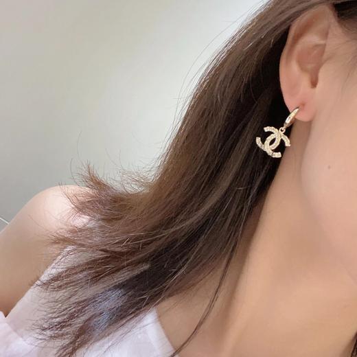 香奈儿 23高级手工坊浅金色扭纹水钻双C耳钩（XTY） 商品图6