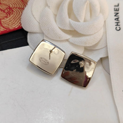 香奈儿 23高级手工坊圆鼓鼓金属方块珍珠耳钉（XTY） 商品图2