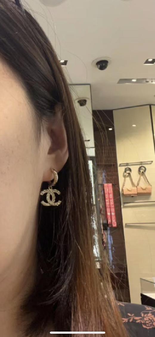 香奈儿 23高级手工坊浅金色扭纹水钻双C耳钩（XTY） 商品图5