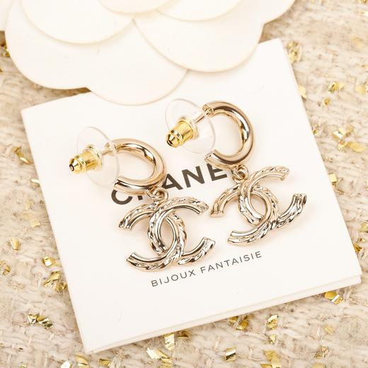 香奈儿 23高级手工坊浅金色扭纹水钻双C耳钩（XTY） 商品图2