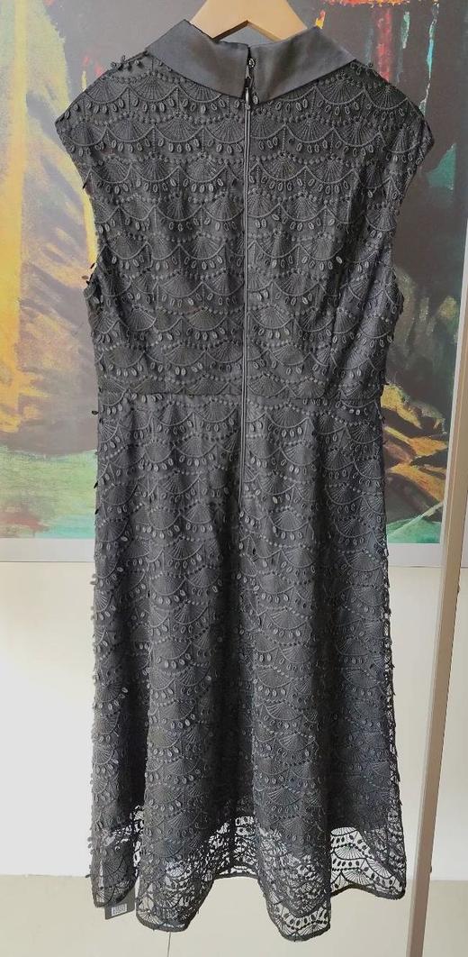 SZ3S16_漆黑色_连衣裙_春夏_翻领无袖盖肩收腰A字中长款莲鹤方壶纹样立体刺绣网纱_高级女装_BERNIEELEN 伯妮斯茵 商品图1