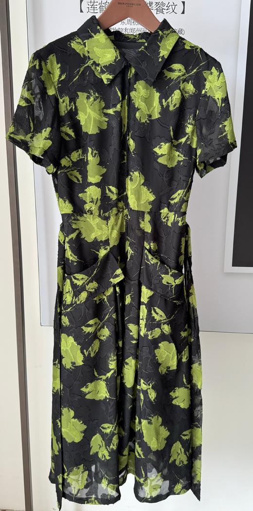 伯妮斯茵 | 复古轻奢 黑底绿花提花雪纺裙 立体肌理工艺 系带收腰显瘦 气质约会款   复古翻领烧花连衣裙  SZ3S12-水龙吟 商品图0