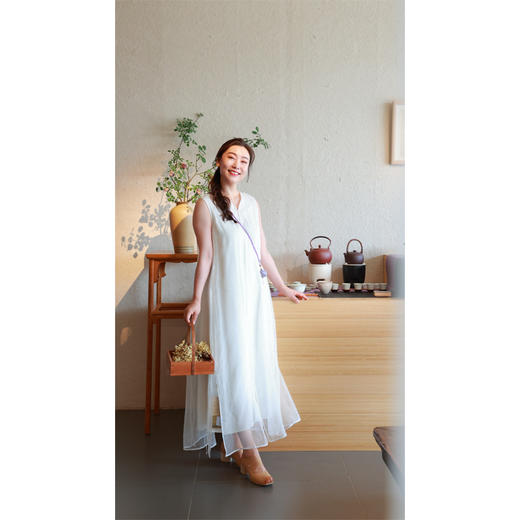 【抖音专属】V领连衣裙（24718034B-山矾D11） 商品图1